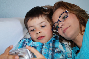 Mutter mit Sohn kuschelnd auf der Couch Mutter mit Sohn kuschelnd auf der Couch